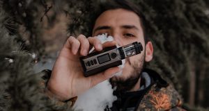 man holding his vape mod