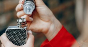 young girl filling her e-cig