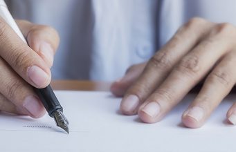 Scientists Warn EU: Misleading Claims About Smoke-Free Nicotine Products Will Stall Smoking Cessation Progress woman signing a letter