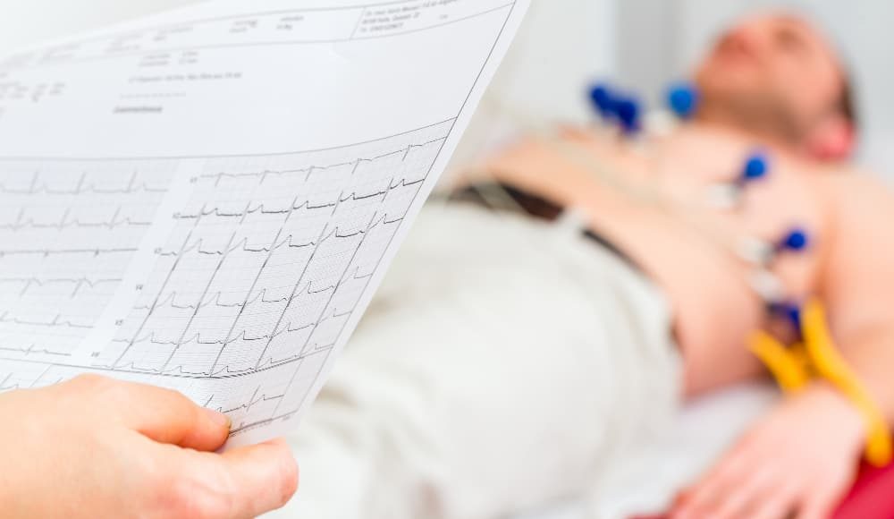 doktor-kontrolliert-patient-ekg-arztpraxis عدم انتظام ضربات القلب