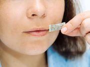 توضع أكياس النيكوتين بين الشفة العليا واللثة