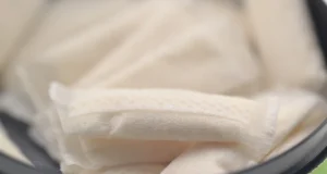 علبة تحتوي على حوالي عشرين كيس