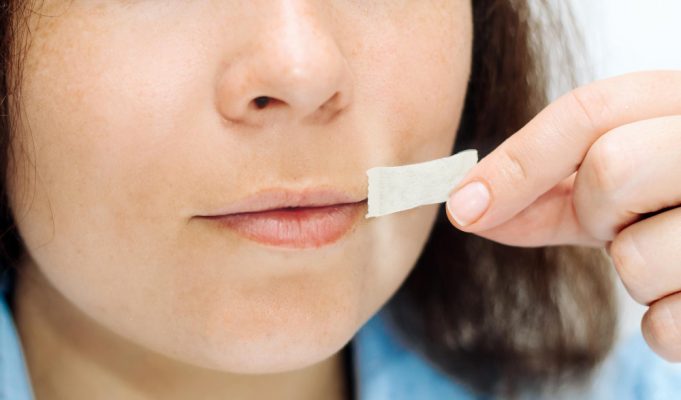 Why Are Cigarettes Easier to Buy Than Safer Nicotine Pouches in Canada? اكياس النيكوتين