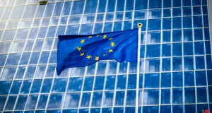 تستعد المفوضية الأوروبية لحظر نكهات السوائل وأكياس النيكوتين